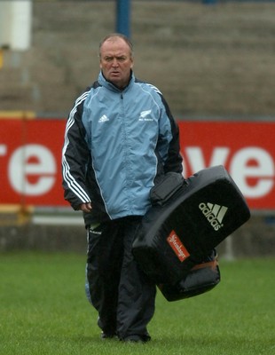 22.11.06 - New Zealand Rugby Training - All Blacks Head Coach, Graham Henry oversees training 