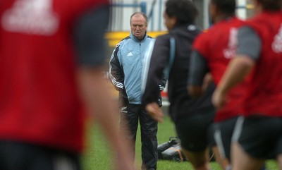 22.11.06 - New Zealand Rugby Training - All Blacks Head Coach, Graham Henry oversees training 