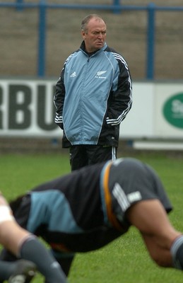 22.11.06 - New Zealand Rugby Training - All Blacks Head Coach, Graham Henry oversees training 