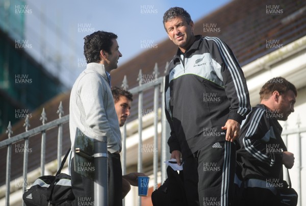 04.11.09 - New Zealand Rugby Training - Ospreys Elite Performance Director Andrew Hore talks to All Blacks assistant coach Wayne Smith. 