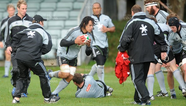 04.11.09 - New Zealand Rugby Training - Rodney So'oialo in action during training. 