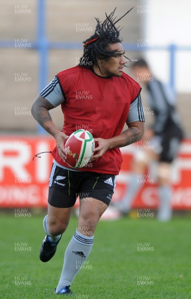 05.11.09 - New Zealand Rugby Training - Ma'a Nonu in action during training. 