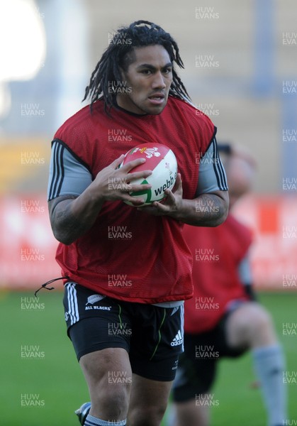 05.11.09 - New Zealand Rugby Training - Ma'a Nonu in action during training. 