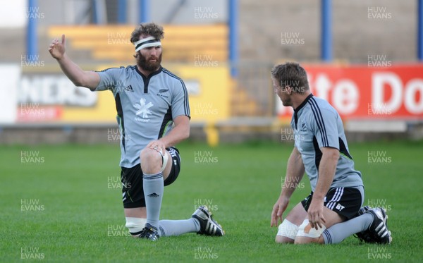 05.11.09 - New Zealand Rugby Training - Jason Eaton talks to Brad Thorn(R) during training. 