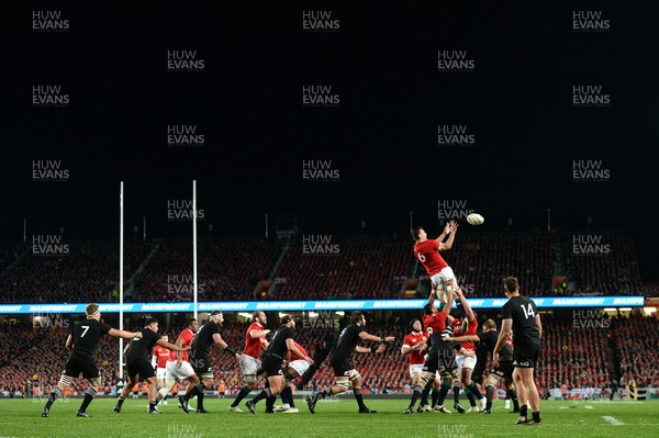 080717 - All Blacks v British & Irish Lions - Third Test - Sam Warburton of British & Irish Lions takes line-out ball