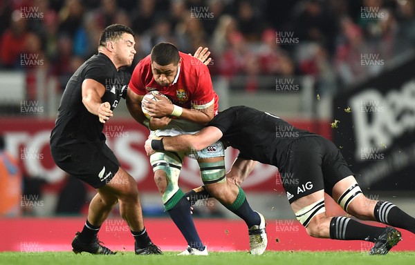 080717 - All Blacks v British & Irish Lions - Third Test - Taulupe Faletau of British & Irish Lions is tackled by Codie Taylor and Kieran Read of New Zealand