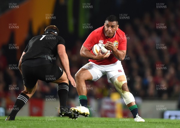 080717 - All Blacks v British & Irish Lions - Third Test - Mako Vunipola of British & Irish Lions takes on Joe Moody of New Zealand