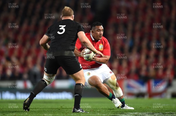 080717 - All Blacks v British & Irish Lions - Third Test - Mako Vunipola of British & Irish Lions takes on Owen Franks of New Zealand