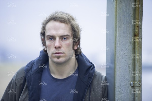 17.01.11 -   Wales and Ospreys rugby player Alun Wyn Jones at Swansea seafront. Interview by David Welch. 