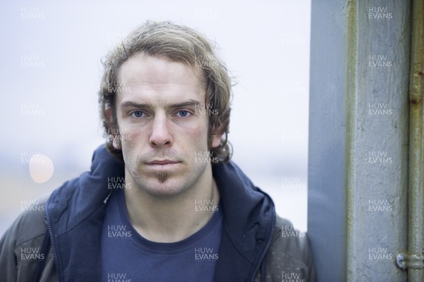 17.01.11 -   Wales and Ospreys rugby player Alun Wyn Jones at Swansea seafront. Interview by David Welch. 