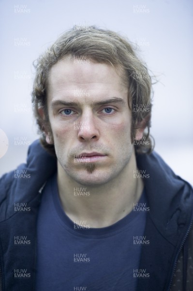 17.01.11 -   Wales and Ospreys rugby player Alun Wyn Jones at Swansea seafront. Interview by David Welch. 