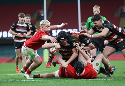 170426 - Amman United v Pontypool United, Road to Principality Finals, Boys U18 Cup Final - Reuben Mason of Pontypool Utd dives over to score try