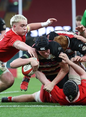 170426 - Amman United v Pontypool United, Road to Principality Finals, Boys U18 Cup Final - Reuben Mason of Pontypool Utd dives over to score try