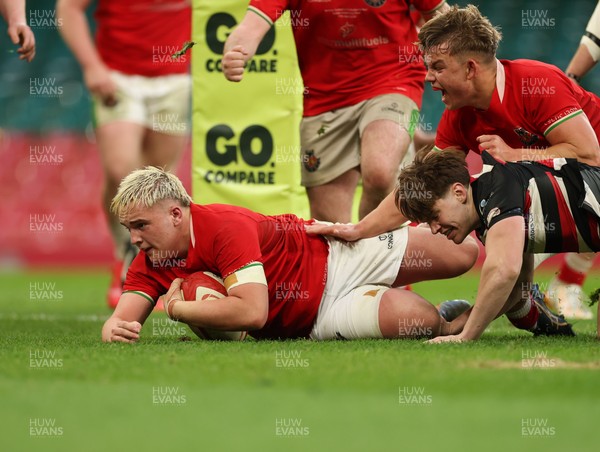170426 - Amman United v Pontypool United, Road to Principality Finals, Boys U18 Cup Final - Cole Lacey of Amman United dives in to score try