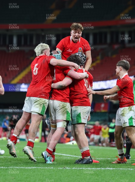 170426 - Amman United v Pontypool United, Road to Principality Finals, Boys U18 Cup Final - Amman United celebrate at the end of the match