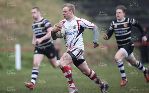 280315 - Amman United RFC v Felinfoel, SWALEC League 1 West - Amman United's Jonny Bevan races in to score try