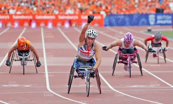 280713 - Sainsbury's Anniversary Games International Para Challenge at Olympic Stadium - Hannah Cockroft celebrates winning the Womens T33/34 Final