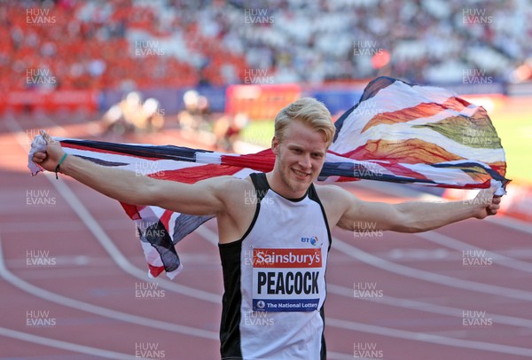 280713 - Sainsbury's Anniversary Games International Para Challenge at Olympic Stadium - Jonnie Peacock flies the flag