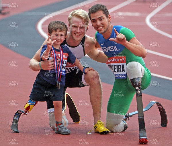 280713 - Sainsbury's Anniversary Games International Para Challenge at Olympic Stadium - Jonnie Peacock, Alan Olivera and a young fan