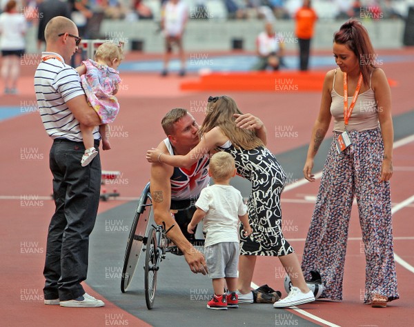 280713 - Sainsbury's Anniversary Games International Para Challenge at Olympic Stadium - David Weir with his family after his victory