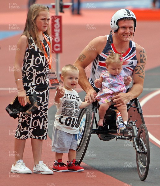 280713 - Sainsbury's Anniversary Games International Para Challenge at Olympic Stadium - David Weir with his family after his victory