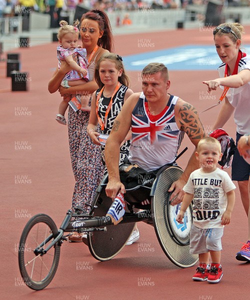 280713 - Sainsbury's Anniversary Games International Para Challenge at Olympic Stadium - David Weir with his family after his victory