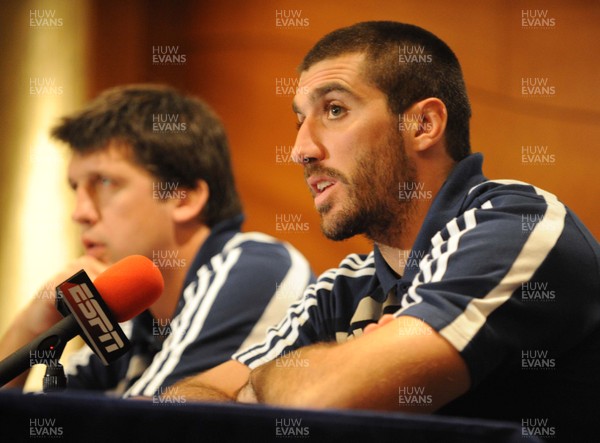 18.11.09 - Argentina Rugby Argentina Captain Juan Fernandez Lobbe speaks to the media alongside coach Santiago Phelan ahead of their sides match against Wales on Saturday 