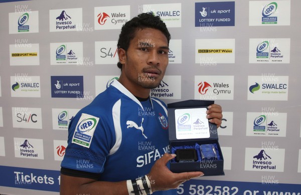 22.06.08 - Argentina v Samoa, IRB Junior World Championship 2008, Play-off Match, Newport, Wales Samoa's Afa Aiono receives his Man of the Match Award 