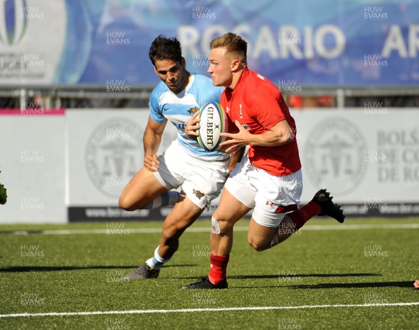 040619 - Argentina U20 v Wales U20 - World Rugby Under 20 Championship -  Harri Morgan of Wales races over the line for a first half try 