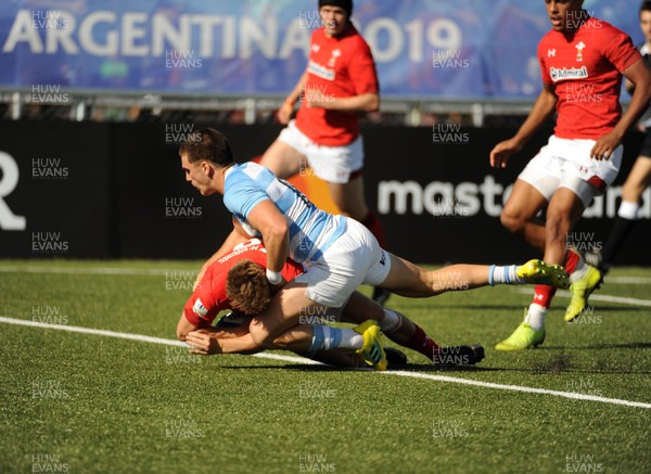 040619 - Argentina U20 v Wales U20 - World Rugby Under 20 Championship -  Harri Morgan of Wales races over the line for a first half try