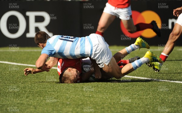 040619 - Argentina U20 v Wales U20 - World Rugby Under 20 Championship -  Harri Morgan of Wales races over the line for a first half try