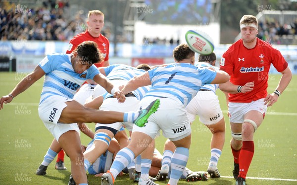 040619 - Argentina U20 v Wales U20 - World Rugby Under 20 Championship -  Gonzalo Garcia of Argentina gets his kick away under pressure from Teddy Williams of Wales