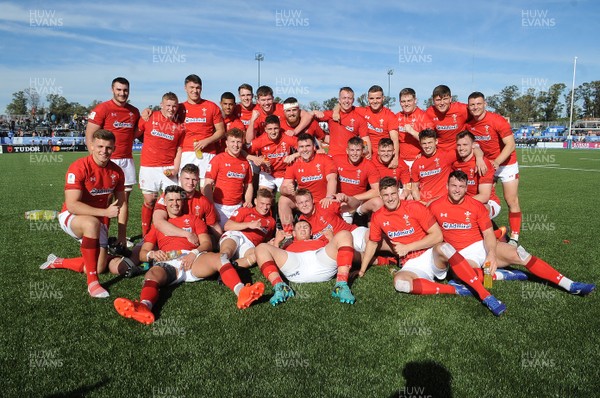 040619 - Argentina U20 v Wales U20 - World Rugby Under 20 Championship -  Wales players celebrate after beating Argentina in their opening game