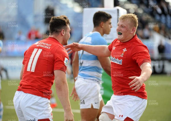 040619 - Argentina U20 v Wales U20 - World Rugby Under 20 Championship -  Ryan Conbeer of Wales (11) celebrates his second half try with team mate Jac Morgan