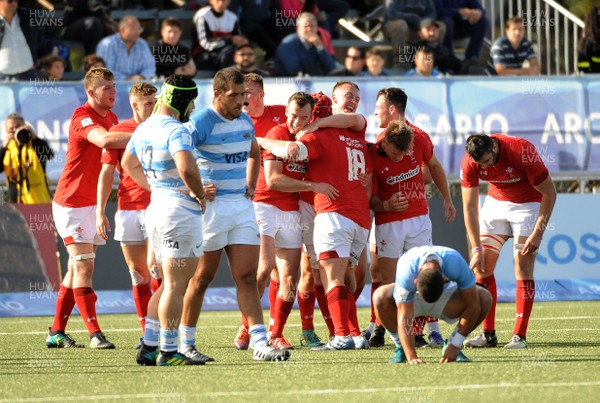 040619 - Argentina U20 v Wales U20 - World Rugby Under 20 Championship -  Wales U20 players celebrate an opening victory