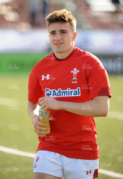 040619 - Argentina U20 v Wales U20 - World Rugby Under 20 Championship -  Daffyd Buckland of Wales leaves the field at the end of the match