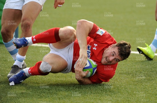 040619 - Argentina U20 v Wales U20 - World Rugby Under 20 Championship -  Ryan Conbeer of Wales breaks through to score a decisive second half try to seal victory