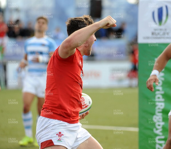 040619 - Argentina U20 v Wales U20 - World Rugby Under 20 Championship -  Ryan Conbeer of Wales celebrates after scoring a decisive second half try to seal victory