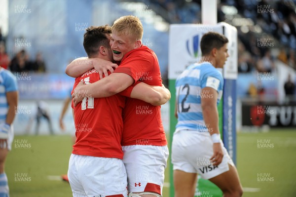040619 - Argentina U20 v Wales U20 - World Rugby Under 20 Championship -  Ryan Conbeer of Wales celebrates with Jac Morgan after scoring a decisive second half try to seal victory