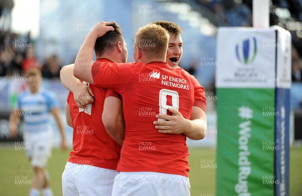 040619 - Argentina U20 v Wales U20 - World Rugby Under 20 Championship -  Ryan Conbeer of Wales celebrates with Jac Morgan (8) after scoring a decisive second half try to seal victory