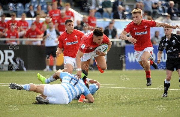 040619 - Argentina U20 v Wales U20 - World Rugby Under 20 Championship -  Tiaan Thomas-Wheeler of Wales U20 is tackled by Thomas Gallo