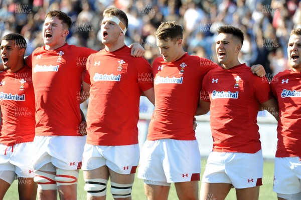 040619 - Argentina U20 v Wales U20 - World Rugby Under 20 Championship -  (L to R) Rio Dyer, Jac Price, Teddy Williams, Max Llewellyn and Tiaan Thomas-Wheeler sing the national anthem