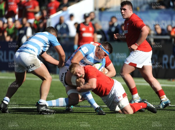 040619 - Argentina U20 v Wales U20 - World Rugby Under 20 Championship -  Jac Morgan of Wales puts in a crash tackle
