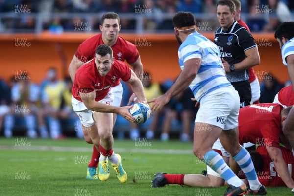 090618 - Argentina v Wales - International Rugby Union - Gareth Davies of Wales looks for a gap