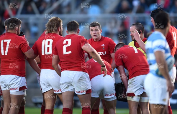 090618 - Argentina v Wales - International Rugby Union - Scott Williams of Wales talks to team mates
