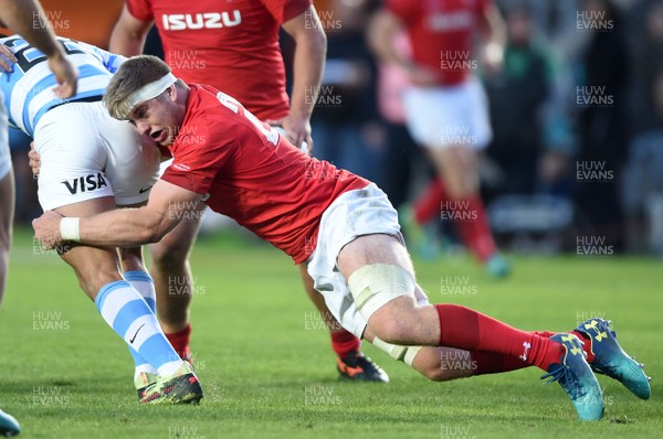 090618 - Argentina v Wales - International Rugby Union - Aaron Wainwright of Wales makes a tackle