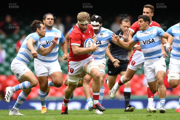 100721 - Argentina v Wales - International Rugby - Aaron Wainwright of Wales tries to find a way through