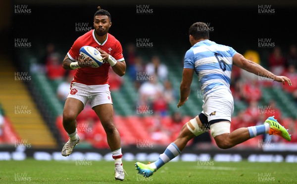 100721 - Argentina v Wales - International Rugby - Willis Halaholo of Wales takes on Pablo Matera of Argentina