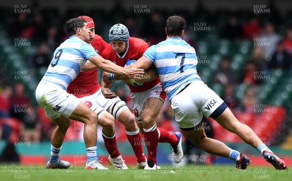 100721 - Argentina v Wales - International Rugby - Jonathan Davies of Wales is tackled by Tomas Cubelli and Facundo Isa of Argentina