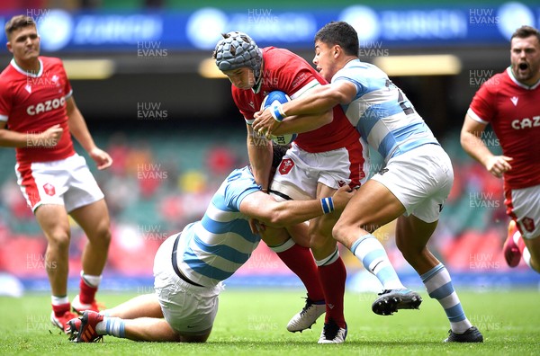 100721 - Argentina v Wales - International Rugby - Jonathan Davies of Wales is tackled by Julian Montoya and Santiago Chocobares of Argentina